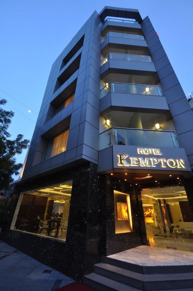Kempton Hotel Kolkata Bagian luar foto