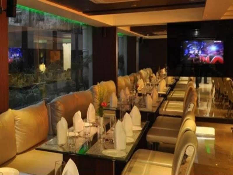 Kempton Hotel Kolkata Bagian luar foto