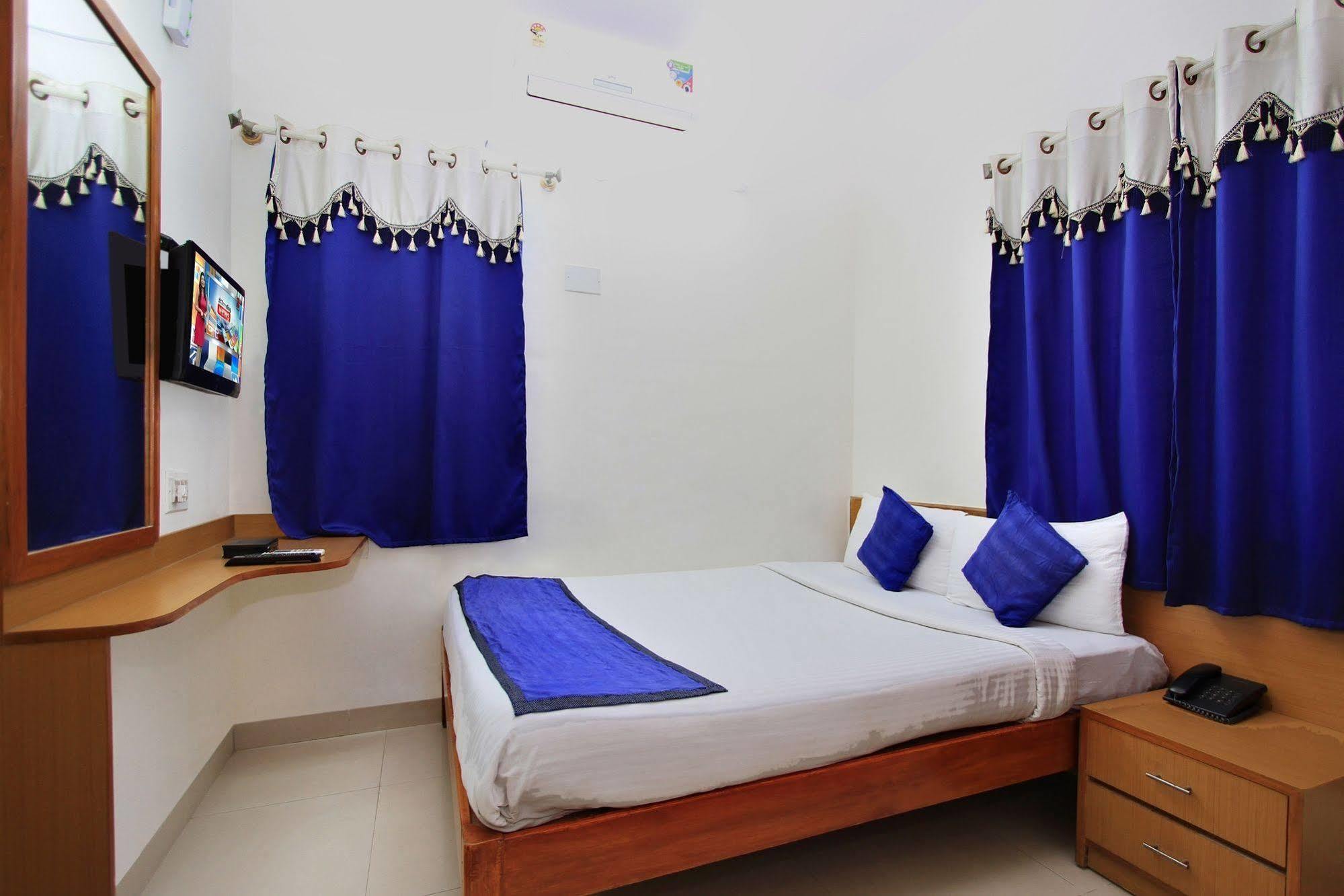 Kempton Hotel Kolkata Bagian luar foto