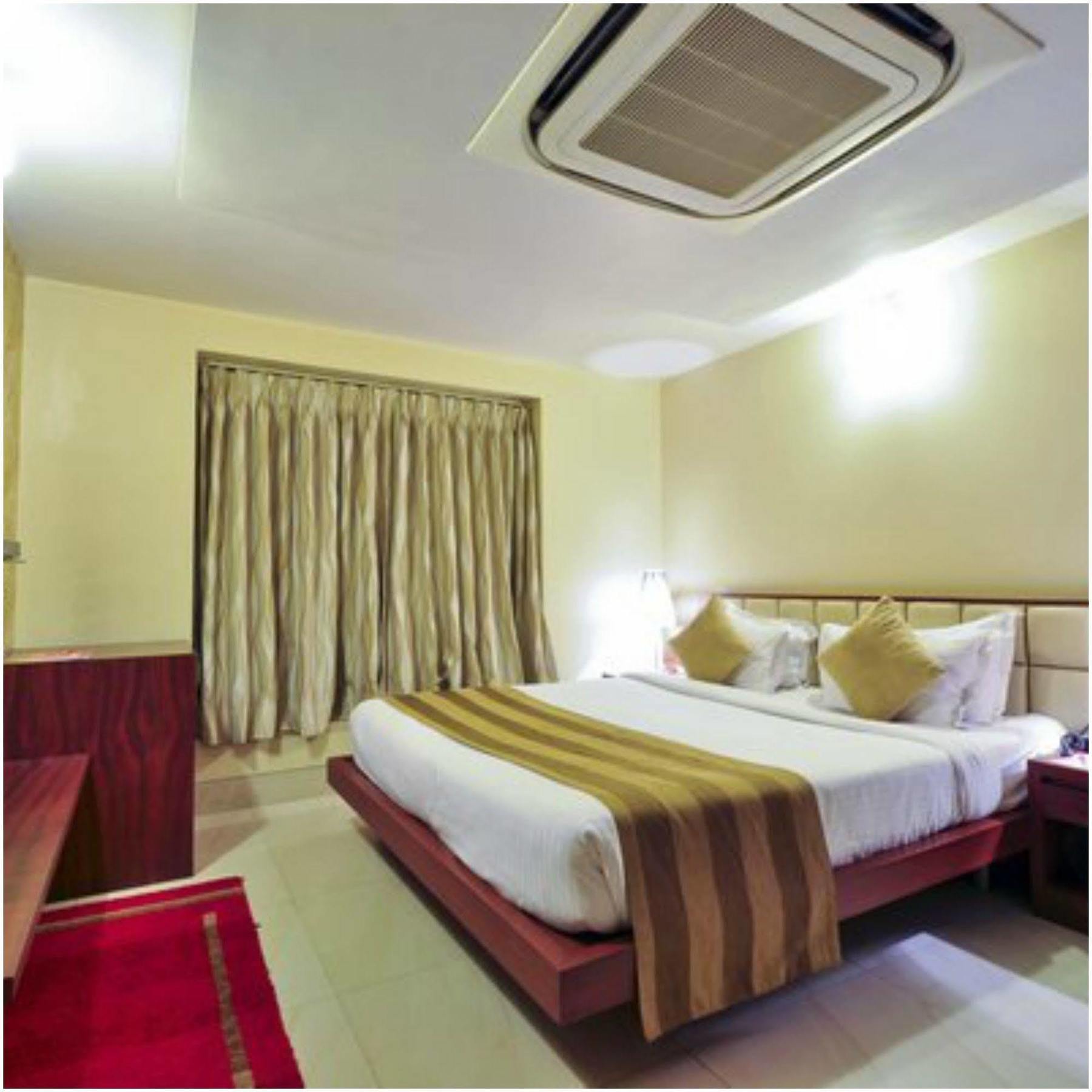 Kempton Hotel Kolkata Bagian luar foto